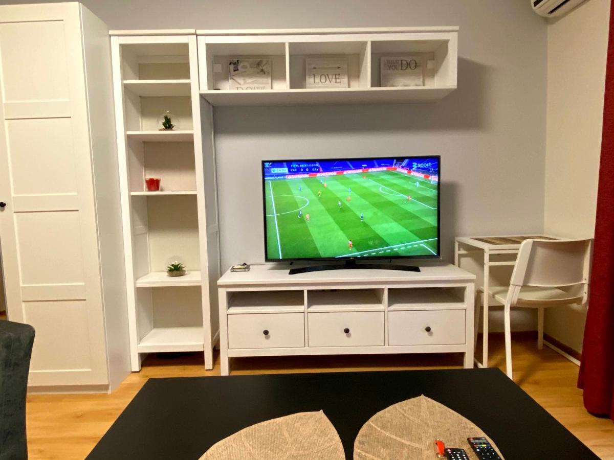 Your Home - Central Studio Apartment, Balcony, Parking & Self Check-In Вильнюс Экстерьер фото